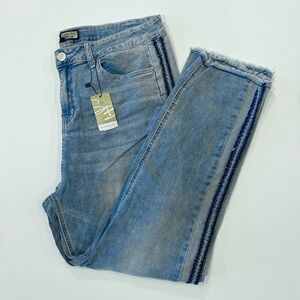 NWT Suzanne Betro Jeans Denim Stripes Retro Skinny Embroidered Stretch Comfy 16
